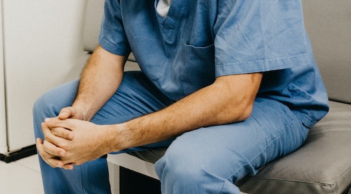 Suspension pour non-respect de l'obligation vaccinale et indemnité de fin de contrat - hospiemdia reponse expert